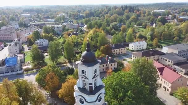 位于五彩缤纷的秋天公园的古老的Aluksne路德宗教堂 塔顶有金钟雕像 Aluksne市拉脱维亚 空降鼓声 — 图库视频影像