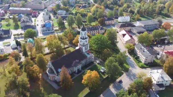 Стара Алаксна Лютеранська Церква Колоритному Осінньому Парку Статуєю Золотого Півня — стокове відео