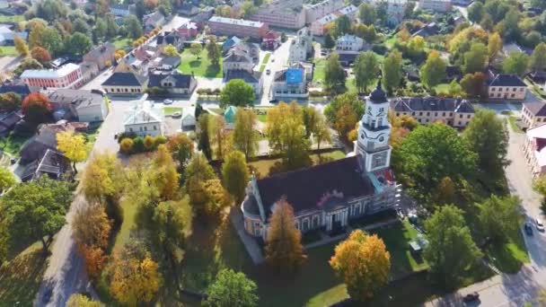 Antigua Iglesia Luterana Aluksne Colorfull Autumn Park Con Estatua Gallo — Vídeos de Stock