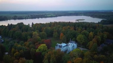 Stameriena, Letonya 'daki Stameriena Gölü yakınlarındaki Eski Saray' ın havadan görüntüsü. Sunset 'te Renkli Sonbahar Manzarası Zamanı. İskender Nevsky Ortodoks Kilisesi ve Doğu Letonya 'daki Stameriena Şatosu. 4k Video