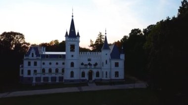 Stameriena, Letonya 'daki Stameriena Gölü yakınlarındaki Eski Saray' ın havadan görüntüsü. Sunset 'te Renkli Sonbahar Manzarası Zamanı. İskender Nevsky Ortodoks Kilisesi ve Doğu Letonya 'daki Stameriena Şatosu. 4k Video