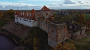 Bauska Ortaçağ Kalesi Harabeleri ve Havadan Çekilen Park. Sonbaharda Letonya 'daki Bauska Kalesi' nin Livonya Kalesi 'nin kalıntıları. Şato 15. yüzyılın ortalarında inşa edildi.