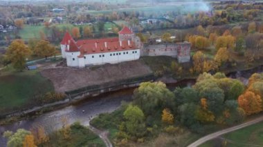 Bauska Ortaçağ Kalesi Harabeleri ve Havadan Çekilen Park. Sonbaharda Letonya 'daki Bauska Kalesi' nin Livonya Kalesi 'nin kalıntıları. Şato 15. yüzyılın ortalarında inşa edildi.