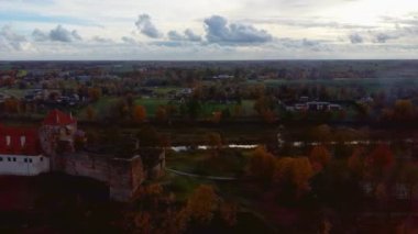 Bauska Ortaçağ Kalesi Harabeleri ve Havadan Çekilen Park. Sonbaharda Letonya 'daki Bauska Kalesi' nin Livonya Kalesi 'nin kalıntıları. Şato 15. yüzyılın ortalarında inşa edildi.