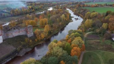 Bauska Ortaçağ Kalesi Harabeleri ve Havadan Çekilen Park. Sonbaharda Letonya 'daki Bauska Kalesi' nin Livonya Kalesi 'nin kalıntıları. Şato 15. yüzyılın ortalarında inşa edildi.