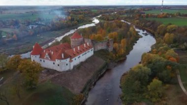 Bauska Ortaçağ Kalesi Harabeleri ve Havadan Çekilen Park. Sonbaharda Letonya 'daki Bauska Kalesi' nin Livonya Kalesi 'nin kalıntıları. Şato 15. yüzyılın ortalarında inşa edildi.