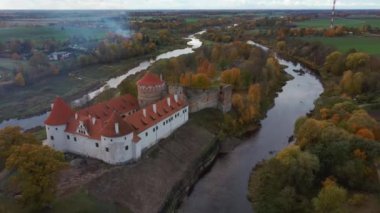 Bauska Ortaçağ Kalesi Harabeleri ve Havadan Çekilen Park. Sonbaharda Letonya 'daki Bauska Kalesi' nin Livonya Kalesi 'nin kalıntıları. Şato 15. yüzyılın ortalarında inşa edildi.
