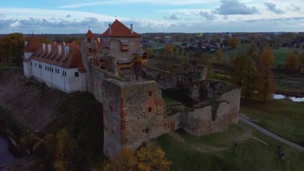 Kompleks Ruin Średniowiecznego Zamku Bauska Park Aerial Shot Ruiny Liwońskiej — Wideo stockowe