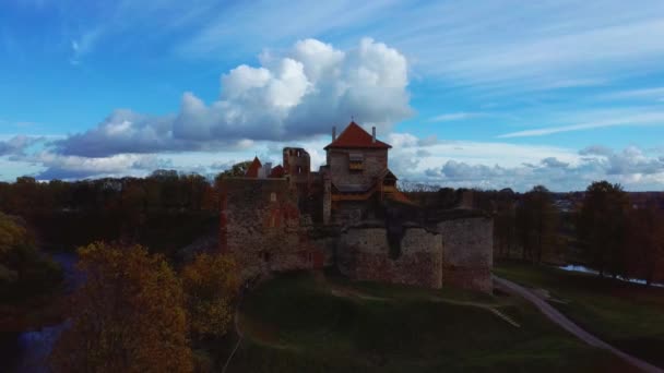 Bauska Castello Medievale Rovine Complesso Parco Dall Alto Colpo Aereo — Video Stock