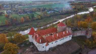 Bauska Ortaçağ Kalesi Harabeleri ve Havadan Çekilen Park. Sonbaharda Letonya 'daki Bauska Kalesi' nin Livonya Kalesi 'nin kalıntıları. Şato 15. yüzyılın ortalarında inşa edildi.
