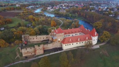 Bauska Ortaçağ Kalesi Harabeleri ve Havadan Çekilen Park. Sonbaharda Letonya 'daki Bauska Kalesi' nin Livonya Kalesi 'nin kalıntıları. Şato 15. yüzyılın ortalarında inşa edildi.