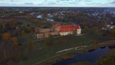 Bauska Ortaçağ Kalesi Harabeleri ve Havadan Çekilen Park. Sonbaharda Letonya 'daki Bauska Kalesi' nin Livonya Kalesi 'nin kalıntıları. Şato 15. yüzyılın ortalarında inşa edildi.