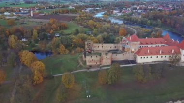 Bauska Ortaçağ Kalesi Harabeleri ve Havadan Çekilen Park. Sonbaharda Letonya 'daki Bauska Kalesi' nin Livonya Kalesi 'nin kalıntıları. Şato 15. yüzyılın ortalarında inşa edildi.