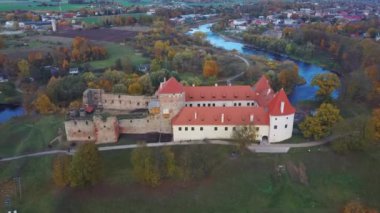 Bauska Ortaçağ Kalesi Harabeleri ve Havadan Çekilen Park. Sonbaharda Letonya 'daki Bauska Kalesi' nin Livonya Kalesi 'nin kalıntıları. Şato 15. yüzyılın ortalarında inşa edildi.