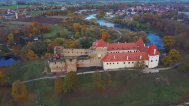 Bauska Ortaçağ Kalesi Harabeleri ve Havadan Çekilen Park. Sonbaharda Letonya 'daki Bauska Kalesi' nin Livonya Kalesi 'nin kalıntıları. Şato 15. yüzyılın ortalarında inşa edildi.