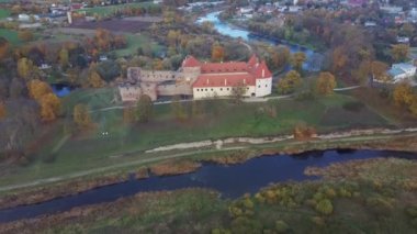 Bauska Ortaçağ Kalesi Harabeleri ve Havadan Çekilen Park. Sonbaharda Letonya 'daki Bauska Kalesi' nin Livonya Kalesi 'nin kalıntıları. Şato 15. yüzyılın ortalarında inşa edildi.