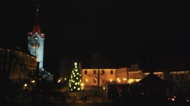 Hava Görüntüsü Antik St. John Kilisesi Cesis, Letonya 'da yer almaktadır. Cesis Ortaçağ Şatosu ve Şehir Arkaplanda. Noel Gecesi Çekimi.