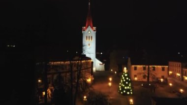 Hava Görüntüsü Antik St. John Kilisesi Cesis, Letonya 'da yer almaktadır. Cesis Ortaçağ Şatosu ve Şehir Arkaplanda. Noel Gecesi Çekimi.