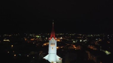 Hava Görüntüsü Antik St. John Kilisesi Cesis, Letonya 'da yer almaktadır. Cesis Ortaçağ Şatosu ve Şehir Arkaplanda. Noel Gecesi Çekimi.
