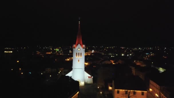 공중에서 바라보는 고대성요 Night Located Cesis Latvia 중세성과 도시를 배경으로 — 비디오