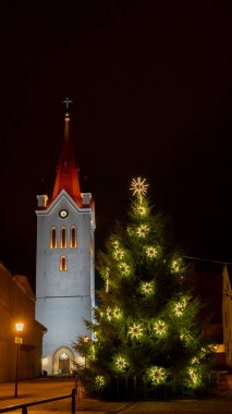 Cesis, Letonya 'daki Eski St. John Kilisesi. Cesis Ortaçağ Şatosu ve Şehir Arkaplanda. Noel Gecesi Çekimi.