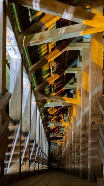 Sigulda Ortaçağ Kalesi, Letonya. Eski Kale Tahta Kule İçi Pencere Kapakları Gece Şutu.