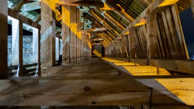 Sigulda Ortaçağ Kalesi, Letonya. Eski Kale Tahta Kule İçi Pencere Kapakları Gece Şutu.