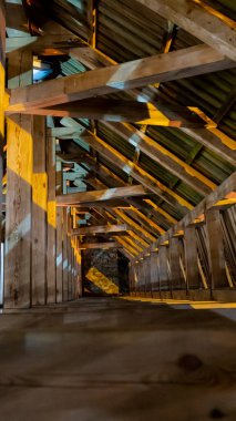 Sigulda Ortaçağ Kalesi, Letonya. Eski Kale Tahta Kule İçi Pencere Kapakları Gece Şutu.