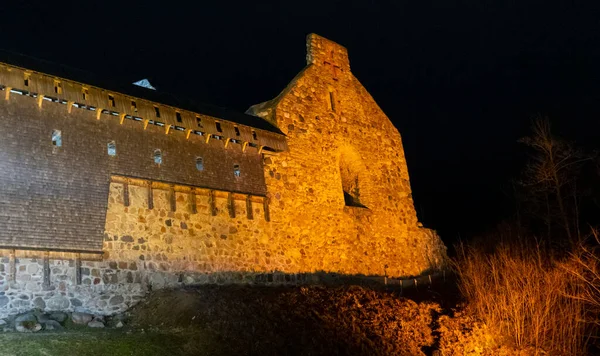 Ruiny Średniowiecznego Zamku Sigulda Łotwa Stara Twierdza Bożonarodzeniowy Czas Nocny — Zdjęcie stockowe