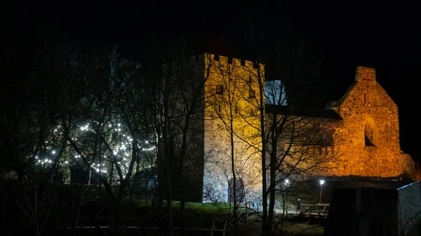 Ruiny Średniowiecznego Zamku Sigulda Łotwa Stara Twierdza Bożonarodzeniowy Czas Nocny — Zdjęcie stockowe