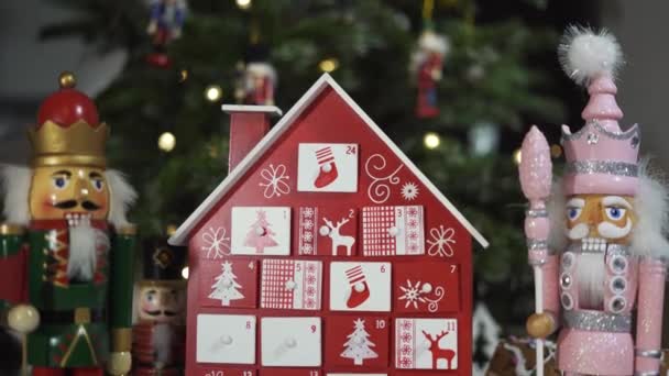 Dřevěný Strom Adventní Kalendář Před Skutečný Vánoční Strom Zdobené Louskáček — Stock video