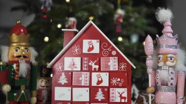 Calendário Advento Árvore Madeira Frente Uma Árvore Natal Real Decorados — Vídeo de Stock