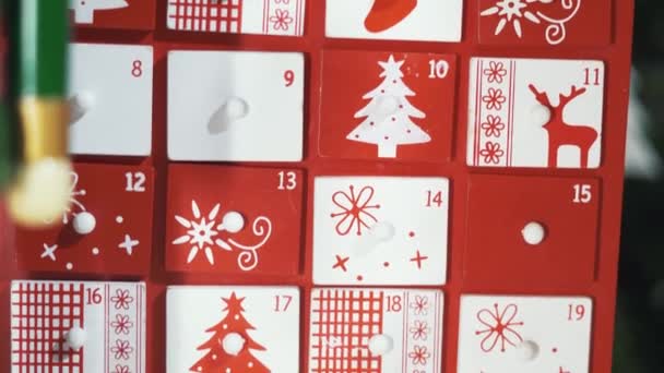 Calendario Adviento Árbol Madera Frente Árbol Navidad Real Decorado Cascanueces — Vídeos de Stock