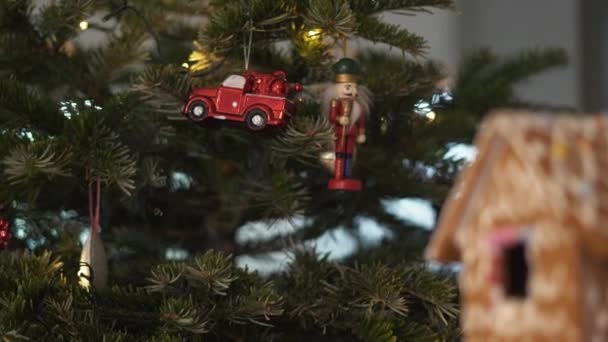 Καρυοθραύστης Στο Χριστουγεννιάτικο Δέντρο Dolly Slider Shot Στρατιώτης Καρυοθραύστης Χριστουγεννιάτικο — Αρχείο Βίντεο