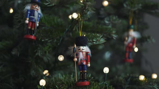 Decoratie Speelgoednotenkraker Kerstboom Dolly Slider Schot Notenkraker Soldaat Een Kerstboom — Stockvideo