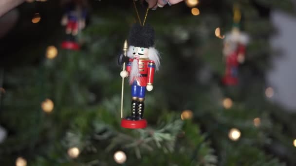 Καρυοθραύστης Στο Χριστουγεννιάτικο Δέντρο Dolly Slider Shot Στρατιώτης Καρυοθραύστης Χριστουγεννιάτικο — Αρχείο Βίντεο