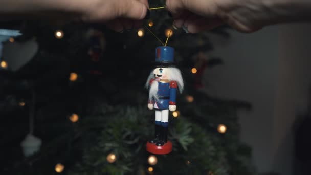 Decoratie Speelgoednotenkraker Kerstboom Dolly Slider Schot Notenkraker Soldaat Een Kerstboom — Stockvideo