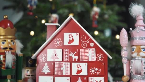 Dřevěný Strom Adventní Kalendář Před Skutečný Vánoční Strom Zdobené Louskáček — Stock video