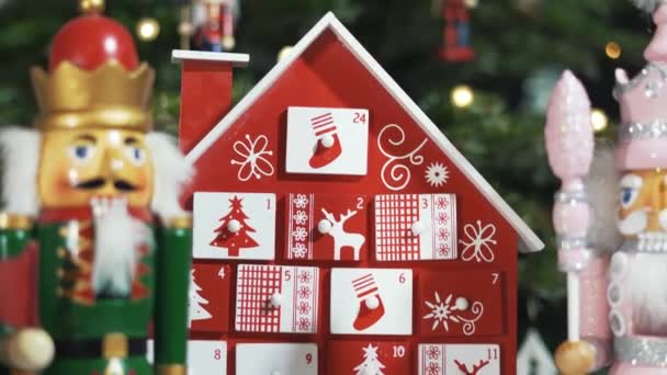 Holzbaum Adventskalender Vor Einem Mit Echten Weihnachtsbäumen Geschmückten Nussknacker Soldatenspielzeug — Stockvideo