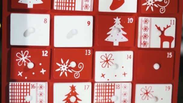 Houten Boom Adventskalender Voor Een Echte Kerstboom Versierde Notenkraker Soldaat — Stockvideo