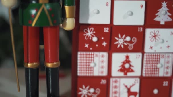 Adventi Naptár Előtt Egy Igazi Karácsonyfa Díszített Diótörő Katona Játékok — Stock videók