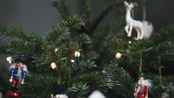 Calendario Adviento Árbol Madera Frente Árbol Navidad Real Decorado Cascanueces — Vídeo de stock