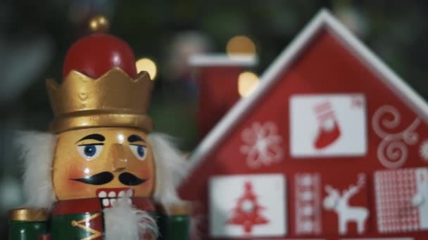 Holzbaum Adventskalender Vor Einem Mit Echten Weihnachtsbäumen Geschmückten Nussknacker Soldatenspielzeug — Stockvideo