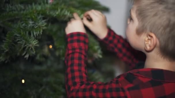 Jongen Versierde Kerstboom Schot Mooie Versierde Kerstboom Notenkraker Speelgoed Sprookjes — Stockvideo