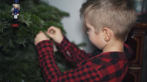 Junge Geschmückter Weihnachtsbaum Schuss Schöner Geschmückter Weihnachtsbaum Nussknacker Spielzeug Lichterfee — Stockvideo