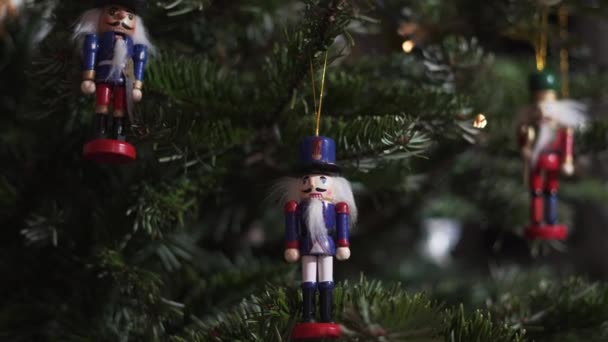 Dekoration Spielzeug Nussknacker Weihnachtsbaum Dolly Slider Shot Nussknacker Soldat Auf — Stockvideo