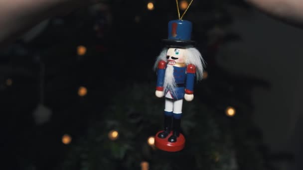 クリスマスツリーの装飾おもちゃくるみ割り人形 Dolly Slider Shot 背景がブルーのクリスマスツリー上のくるみ割り人形兵士 美しい装飾クリスマスツリー くるみ割り人形のおもちゃ 妖精の光 — ストック動画
