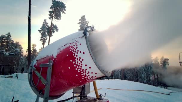 Snö Pistol Sprutning Konstgjorda Iskristaller Till Ski Piste Snötillverkning Winter — Stockvideo