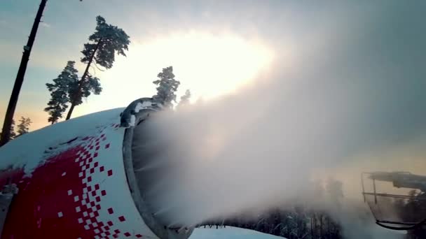 Pistola Neve Pulverizando Cristais Gelo Artificiais Para Esqui Piste Snowmaking — Vídeo de Stock