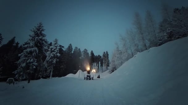 Sneeuwkanon Spuiten Kunstmatige Ijskristallen Naar Skipiste Sneeuwmaken Het Wintersportgebied Sneeuwmaken — Stockvideo